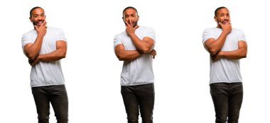 Panik ve korku ifade şokta, sakallı Afrikalı-Amerikalı adam korkuttu