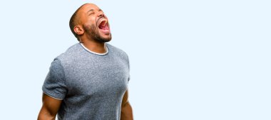 Bıkkın ve hayal kırıklığına uğramış bağırarak Afrikalı-Amerikalı adam stresli, panik, korku içinde sakallı. Hoş bir jest. İş sataşmak beni deli mavi arka plan üzerinde izole ediyor