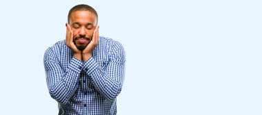 Afrika kökenli Amerikalı adam yorgun ve bıkkın sakallı, uzun bir gün nedeniyle yorgun overworking mavi arka plan üzerinde izole