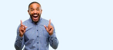 Uzak yan üzerinde mavi arka plan izole parmak ile işaret eden sakallı Afrikalı-Amerikalı adam