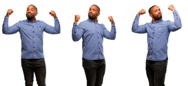 African American Mannen Med Skägg Visar Biceps Uttrycker Styrka Och — Stockfoto