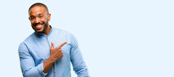 African American Człowieka Brodą Wskazując Palcem Białym Tle Niebieski Strony — Zdjęcie stockowe