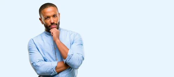 Africano Americano Homem Com Barba Dúvida Expressão Confundir Maravilha Conceito — Fotografia de Stock