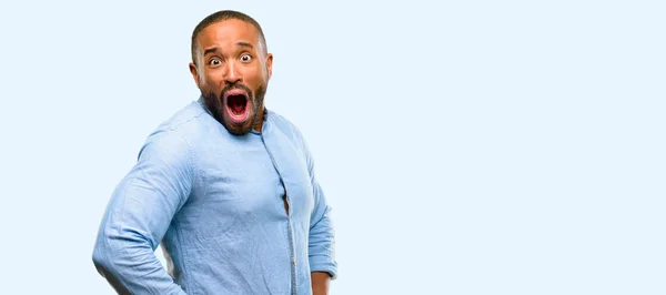 Africano Americano Homem Com Barba Feliz Surpreso Aplaudindo Expressando Wow — Fotografia de Stock