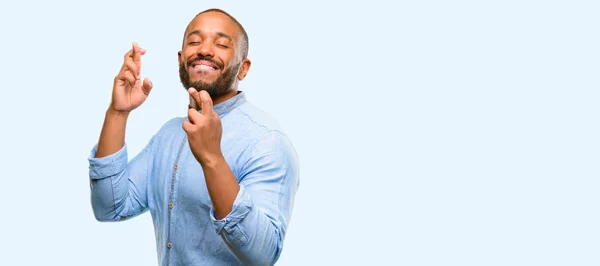 Hombre Afroamericano Con Barba Con Dedos Cruzados Pidiendo Buena Suerte — Foto de Stock