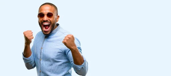 Hombre Afroamericano Con Barba Feliz Emocionado Expresando Gesto Ganador Exitoso — Foto de Stock