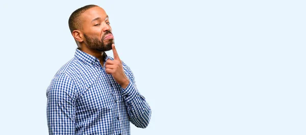 Hombre Afroamericano Con Barba Con Mirada Escéptica Insatisfecha Expresando Desconfianza —  Fotos de Stock