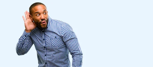 Африканский Американец Бородой Держащийся Ухо Пытается Слушать Интересные Новости Выражающие — стоковое фото