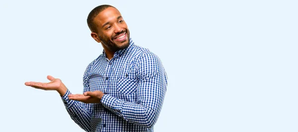 髭の自信と大きな自然に満足してアフリカ系アメリカ人笑顔青い背景に分離入力する招待 — ストック写真