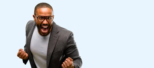 ひげ幸せと興奮祝う勝利大成功 エネルギーおよび肯定的な感情を表現することでアフリカ系アメリカ人 新しい仕事のうれしそうな青い背景に分離を祝う — ストック写真