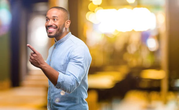 Africano Americano Com Barba Apontando Para Lado Com Dedo Noite — Fotografia de Stock