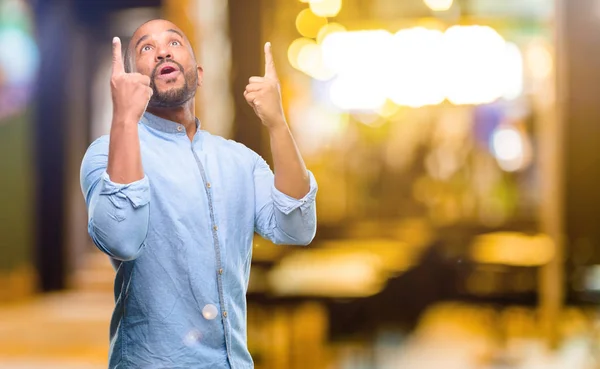 Africano Americano Com Barba Feliz Surpreso Animando Expressar Gesto Wow — Fotografia de Stock