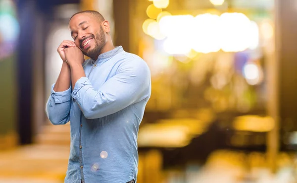 Hombre Afroamericano Con Barba Segura Feliz Con Una Gran Sonrisa —  Fotos de Stock