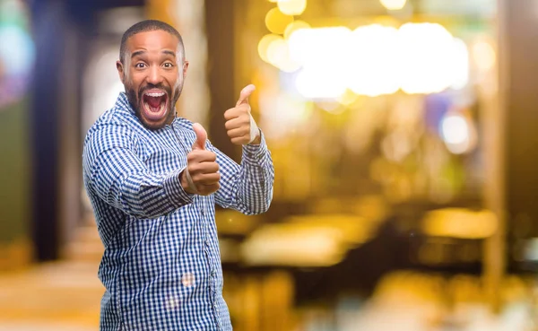 Afrikanisch Amerikanischer Mann Mit Bart Steht Glücklich Und Positiv Mit — Stockfoto