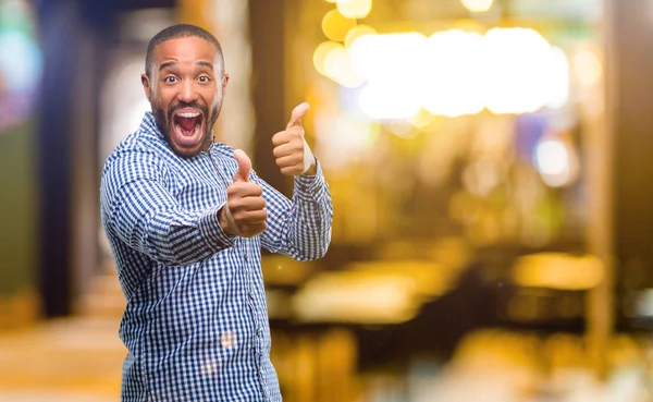 Hombre Afroamericano Con Barba Pie Feliz Positivo Con Los Pulgares — Foto de Stock