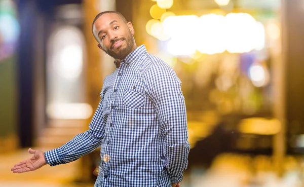 Hombre Afroamericano Con Barba Segura Feliz Con Una Gran Sonrisa —  Fotos de Stock