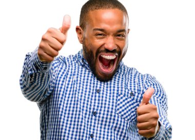 Sakal stand mutlu ve olumlu iyi jest beyaz arka plan üzerinde izole ifade kocaman bir gülümseme ile onaylama kadar baş parmakları ile Afrika kökenli Amerikalı adam