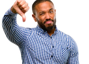 Başparmak aşağı sevmemek, negatif ifade ve beyaz arka plan üzerinde izole ret mutsuz işareti gösterilen sakallı Afrikalı-Amerikalı adam