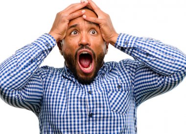 Beyaz arka plan üzerinde izole bağırarak sakal stresli tutmak ellerini kafasına, panik içinde dehşete Afro-Amerikan adamla