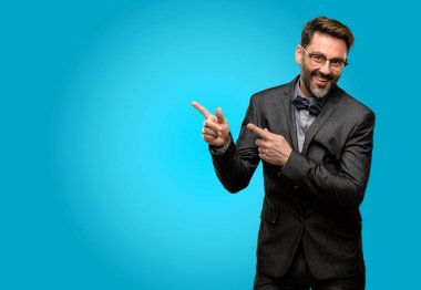 Orta yaş adam, sakal ve papyon uzak yan parmak ile işaret