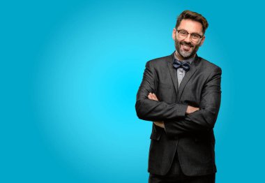 Orta yaş adam, sakal ve papyon kendinden emin ve mutlu bir büyük doğal gülümseme gülmek ile çapraz kollu