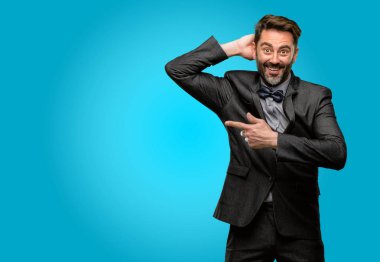 Orta yaş adam, sakal ve papyon uzak yan parmak ile işaret