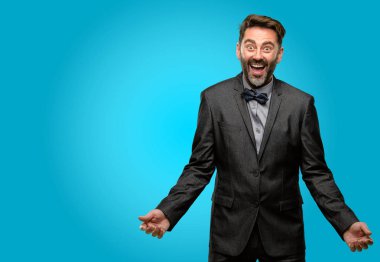 Orta yaş adam, sakal ve papyon mutlu ve ifade wow jest tezahürat