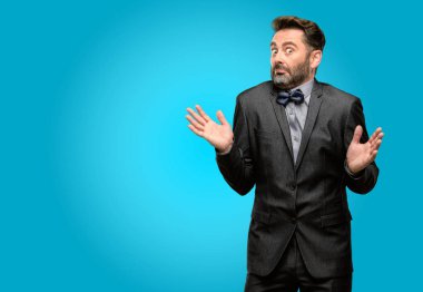 Orta yaş adam, sakal ve papyon şüphe ifade, şaşırtmak ve kavramı, belirsiz gelecek merak ediyorum
