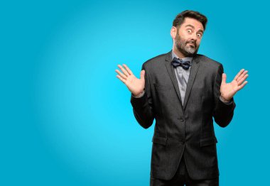 Orta yaş adam, sakal ve papyon şüphe ifade, şaşırtmak ve kavramı, belirsiz gelecek merak ediyorum