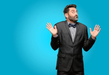 Orta yaş adam, sakal ve papyon şüphe ifade, şaşırtmak ve kavramı, belirsiz gelecek merak ediyorum