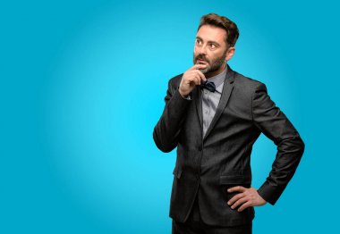 Orta yaş adam, sakal ve papyon şüphe ifade, şaşırtmak ve kavramı, belirsiz gelecek merak ediyorum