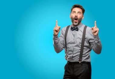 Yukarı dönük sakal ve papyon mutlu ve tezahürat ifade wow hareketi ile orta yaş erkek