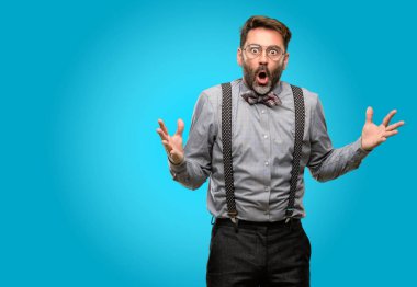 Orta yaş adam, sakal ve papyon mutlu ve ifade wow jest tezahürat