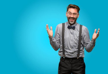 Orta yaş adam, sakal ve papyon mutlu ve ifade wow jest tezahürat