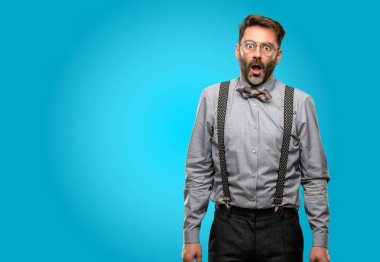 Orta yaş adam, sakal ve papyon mutlu ve ifade wow jest tezahürat