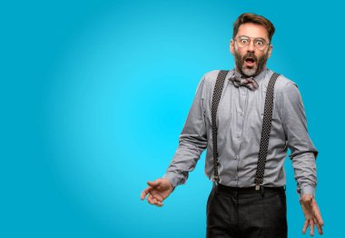 Orta yaş adam, sakal ve papyon mutlu ve ifade wow jest tezahürat