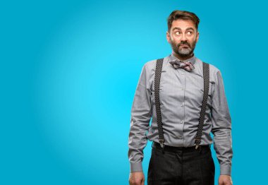 Orta yaş adam, sakal ve papyon şüphe ifade, şaşırtmak ve kavramı, belirsiz gelecek merak ediyorum