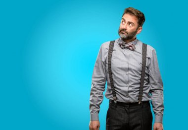 Orta yaş adam, sakal ve papyon şüphe ifade, şaşırtmak ve kavramı, belirsiz gelecek merak ediyorum