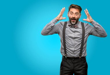 Orta yaş adam, sakal ve papyon mutlu ve ifade wow jest tezahürat