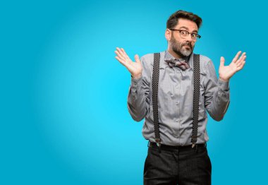 Orta yaş adam, sakal ve papyon şüphe ifade, şaşırtmak ve kavramı, belirsiz gelecekte omuzlarında shrugging merak ediyorum