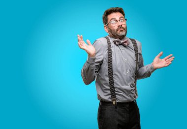 Orta yaş adam, sakal ve papyon şüphe ifade, şaşırtmak ve kavramı, belirsiz gelecek merak ediyorum