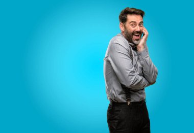 Orta yaş adam, sakal ve papyon mutlu ve ifade wow jest tezahürat