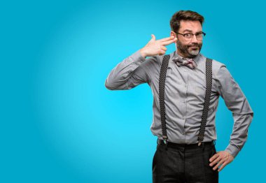 Orta yaş adam, sakal ve papyon intihar jest yapma mutsuz herşeyden bıktım. Sürgünler silah, taklit el ile üzgün