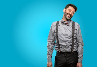 Orta yaş adam, sakal ve papyon kendinden emin ve mutlu bir büyük doğal gülümseme gülmüyorum, doğal ifade