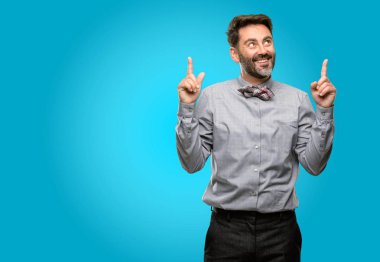 Orta yaş adam, sakal ve papyon mutlu ve tezahürat yukarı dönük