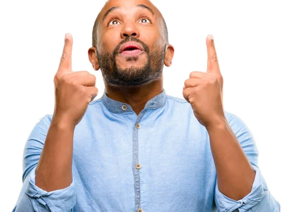 Hombre Afroamericano Con Barba Feliz Sorprendido Animando Expresando Gesto Sorpresa —  Fotos de Stock