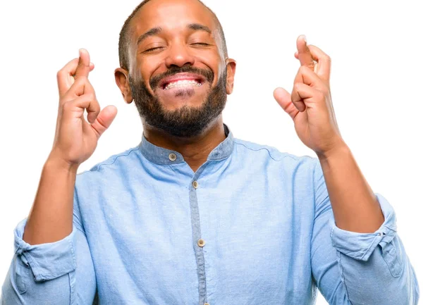 Hombre Afroamericano Con Barba Con Dedos Cruzados Pidiendo Buena Suerte —  Fotos de Stock