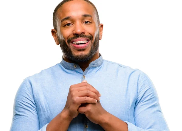 Hombre Afroamericano Con Barba Segura Feliz Con Una Gran Sonrisa — Foto de Stock