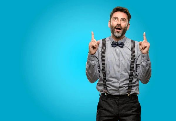 Hombre Mediana Edad Con Barba Pajarita Feliz Sorprendido Animando Expresando —  Fotos de Stock