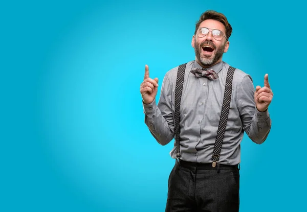 Hombre Mediana Edad Con Barba Pajarita Feliz Sorprendido Animando Expresando — Foto de Stock